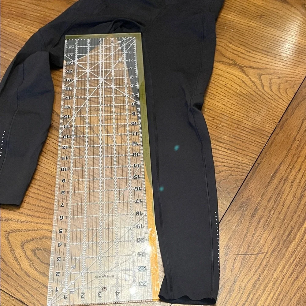 Lululemon Black High-Waisted 7/8 Leggings with‎ Reflective Detail, size 4